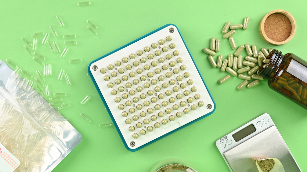 100-hole capsule filler machine with supplement powder and empty capsules