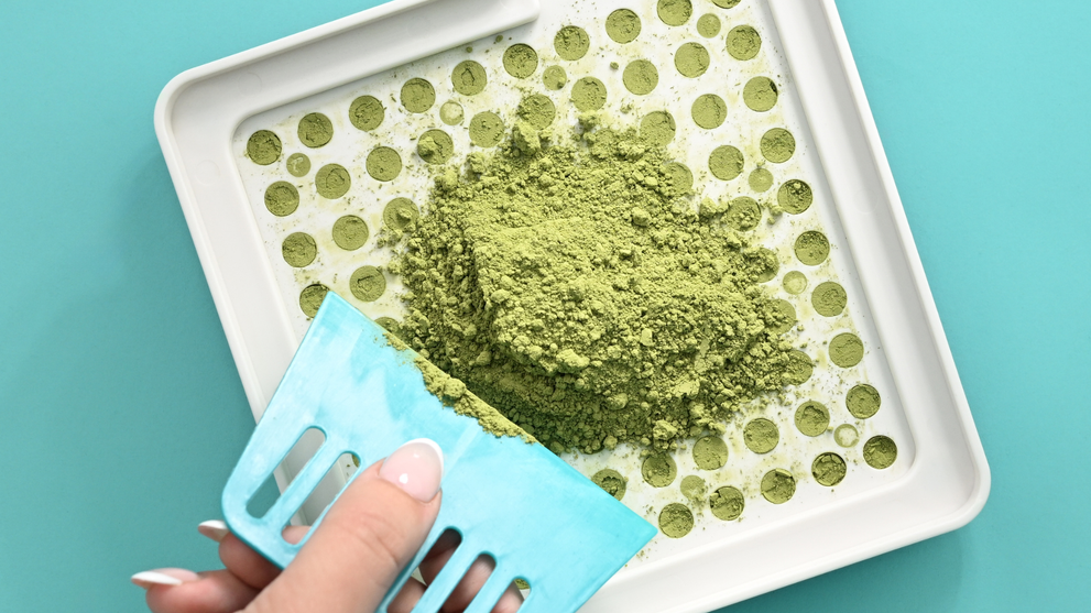 Fill your own supplement capsules at home using the Blated Core Series capsule filling machine tray and spreader