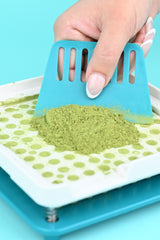 Using a manual capsule filling machine to fill capsules with powder